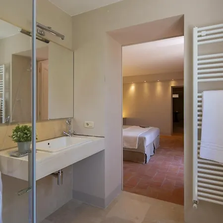 Severina Villa *